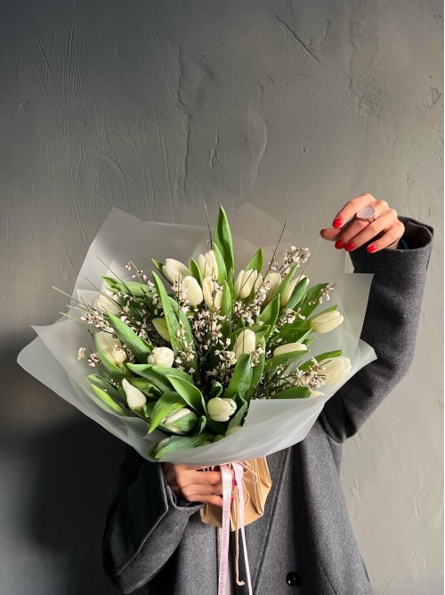 Букет белых тюльпанов с ароматной генистой