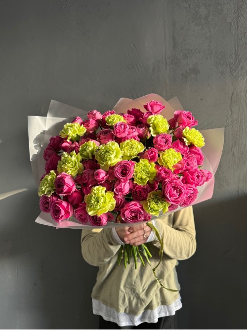 Букет малиновых роз и лаймовых диантусов