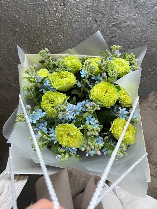 Букет «LIME» в миксе пионовидных роз и оксипеталума