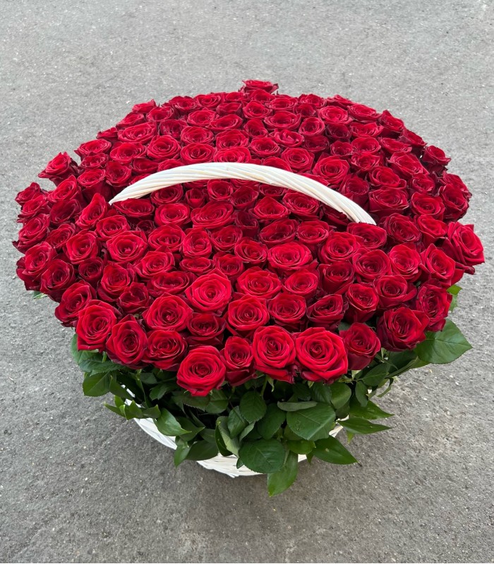 Корзина с красными розами