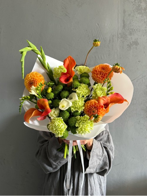 Яркий сборный букет «бережно»