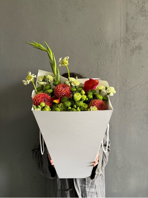 Фирменный букет «бережно» с георгинами