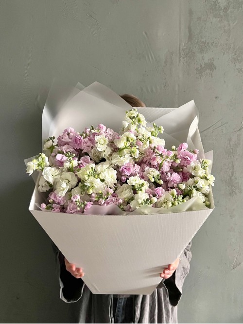 Бело-розовый букет маттиолы «Ароматный вечер»
