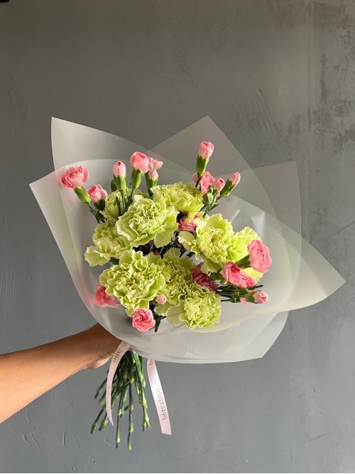 Букетик лаймовых и розовых диантусов