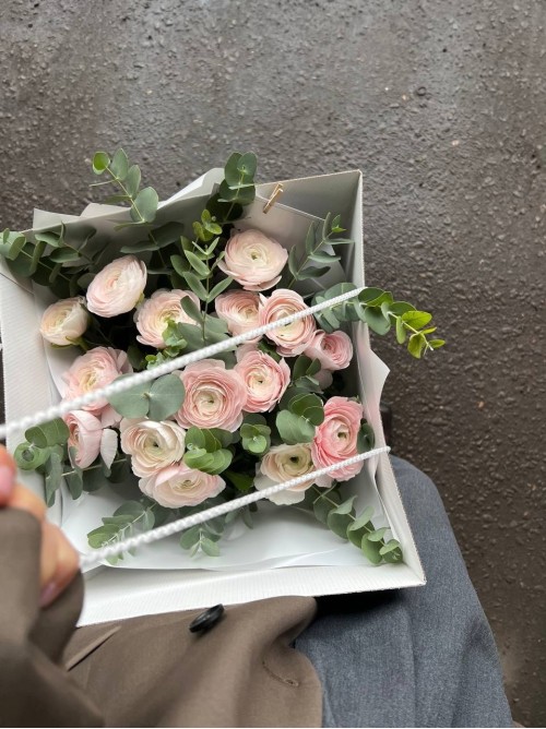 Нежные ранункулюсы с эвкалиптом