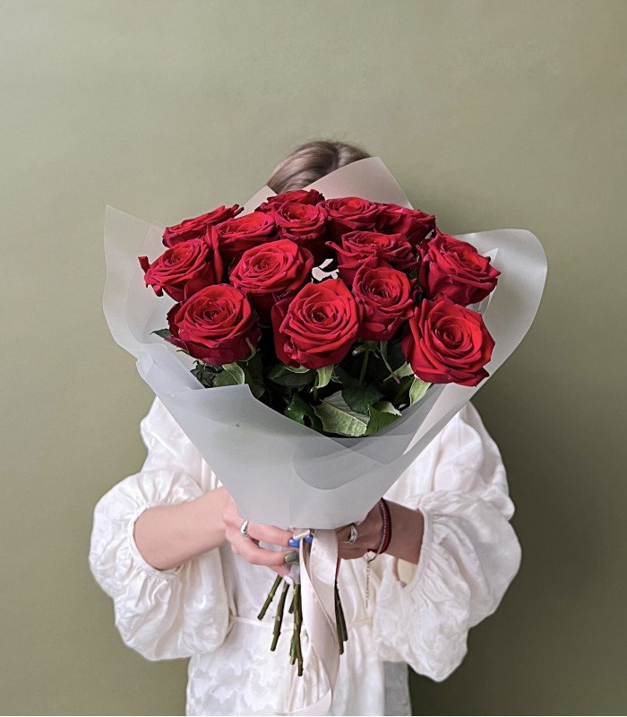 19 красных роз в матовой пленке (50)