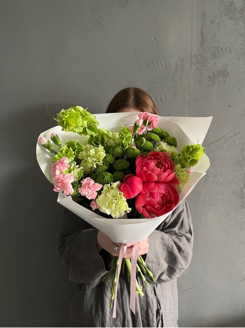 Сочный сборный букет с пионами