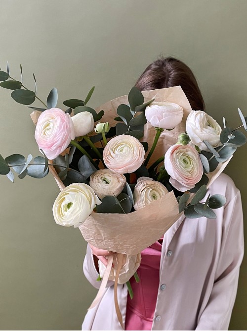 Нежные кремовые ранункулюсы с эвкалиптом