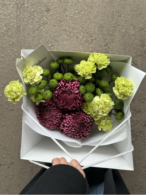 Фирменный букет berezhno с винной хризантемой
