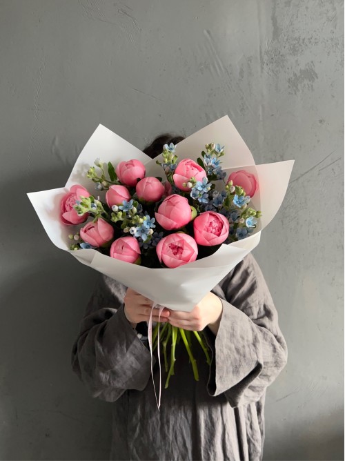 Букет розовых пионов с незабудками