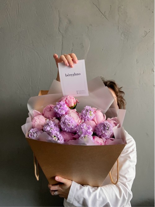 Розовые пионы с ароматной маттиолой «FRUTELLA»