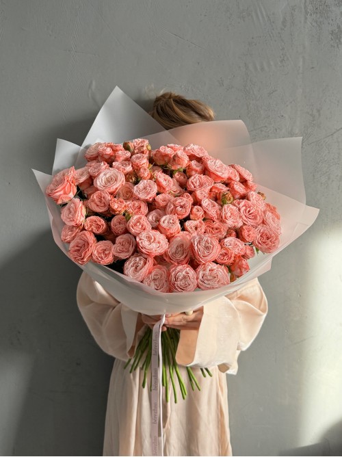 Большой букет розовых кустовых роз