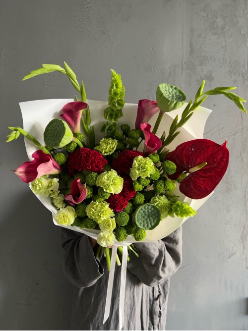 Красивый яркий букет цветов в винном оттенке