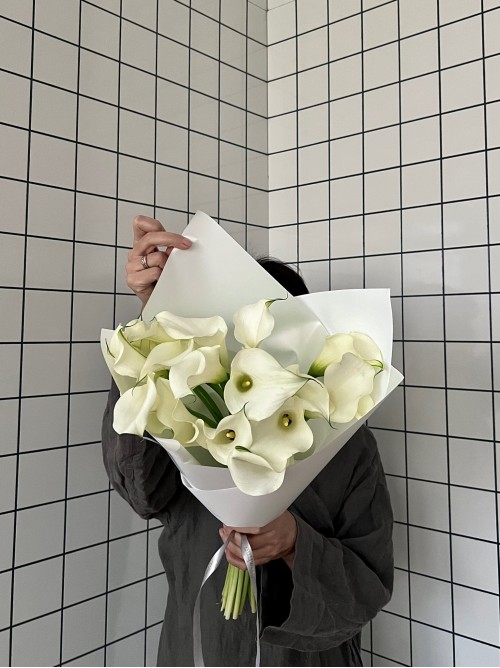 Букет из 19 белых калл