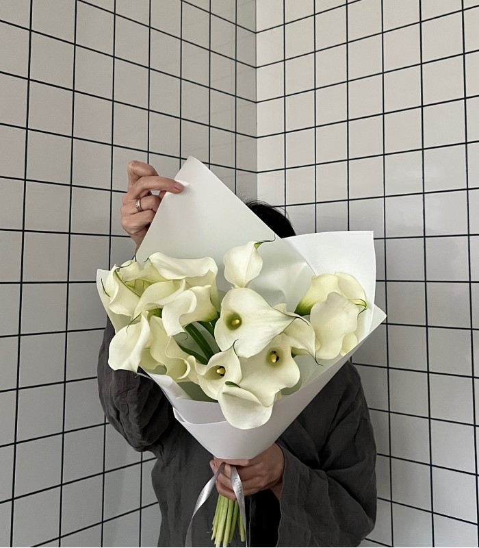 Букет из 19 белых калл