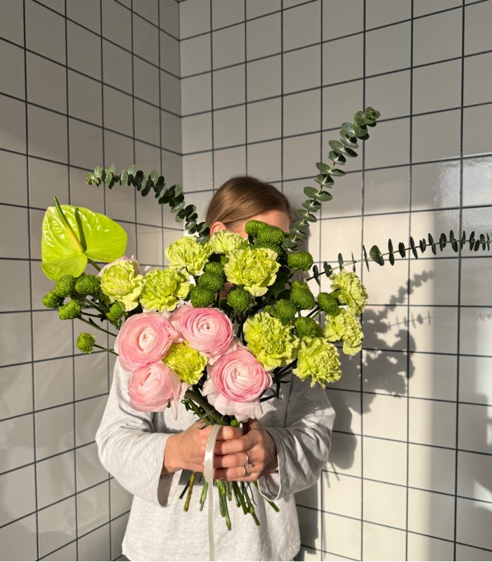 Сборный букет из ранункулюсов, антуриума, диантусов