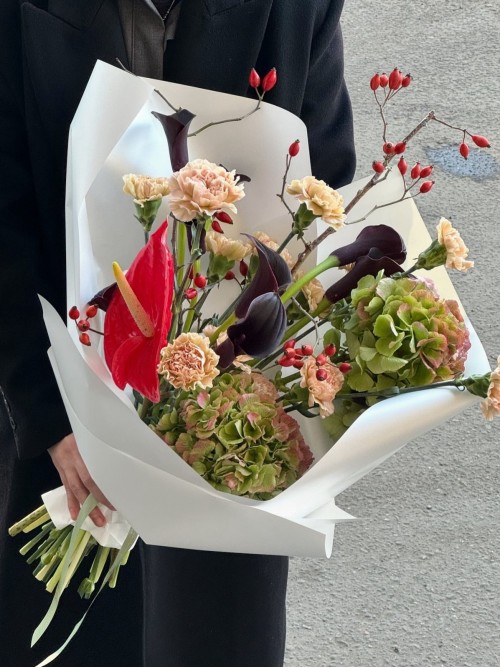 Необычный букет из гортензии, антуриума и черных калл