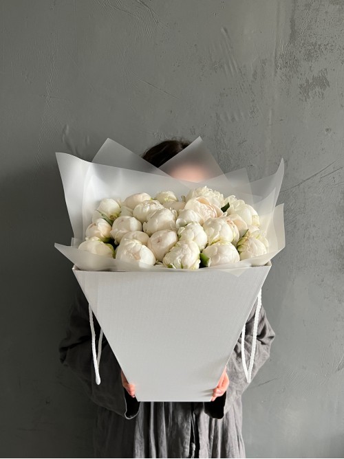 Шикарный букет из белых пионов