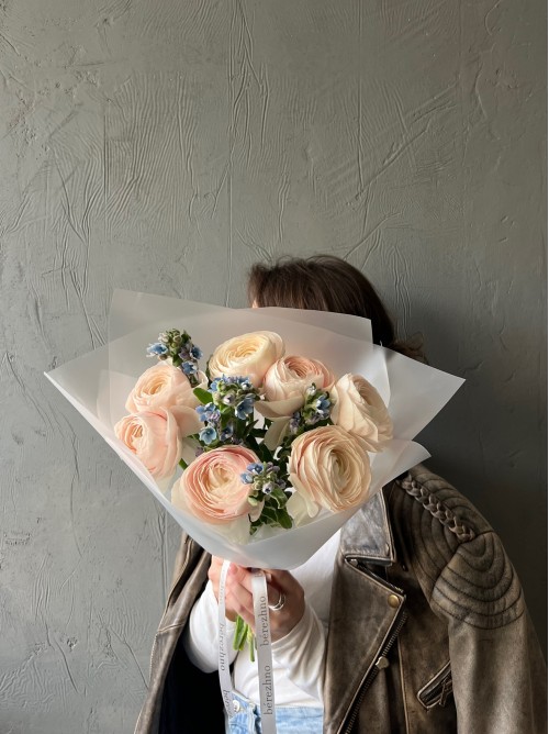 Нежные ранункулюсы с незабудками