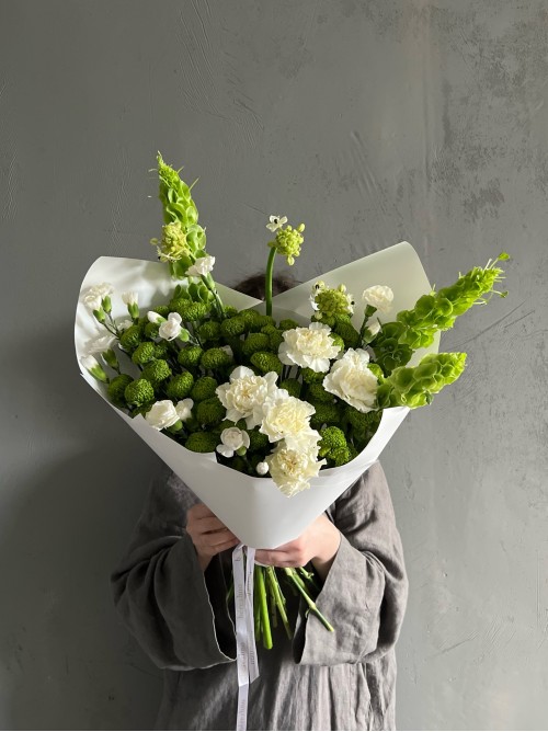 Сборный букет бережно в бело-зеленых тонах