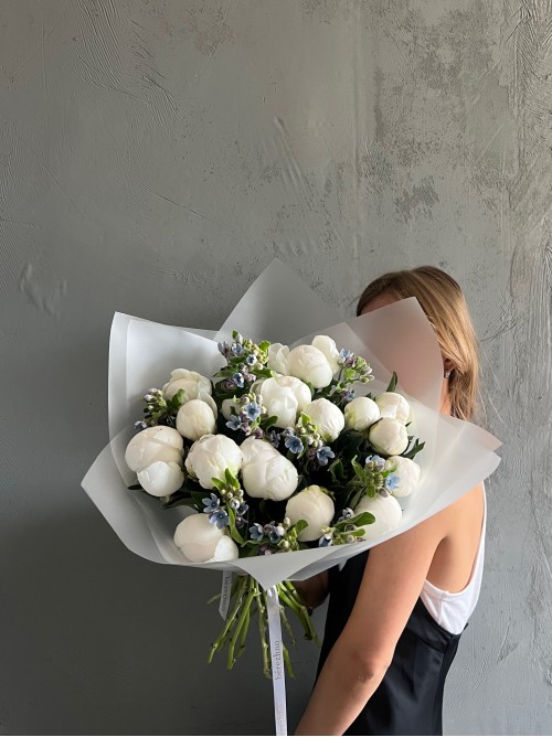 Белоснежные пионы и небесный оксипеталум в букете «SKY»