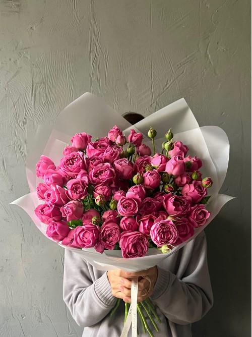 Букет малиновых кустовых роз «Мисти бабблз»