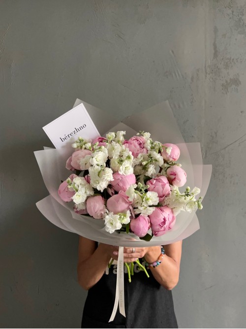Букет розовых пионов с белой маттиолой