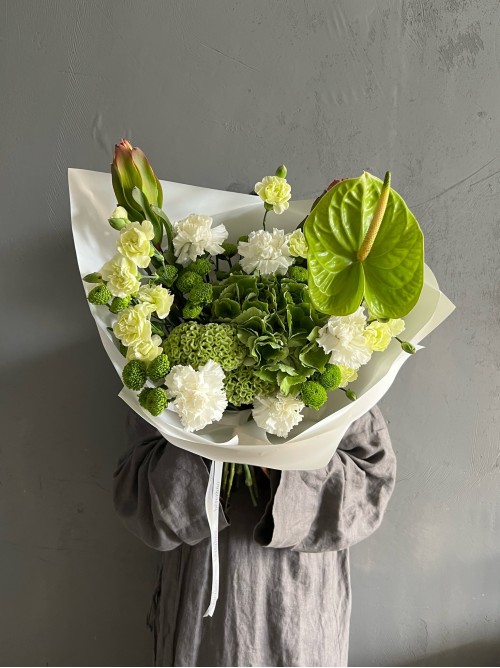 Зеленый сборный букет с антуриумом