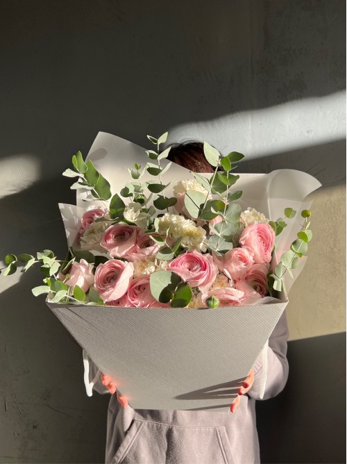 Микс розовых ранункулюсов и белоснежных диантусов